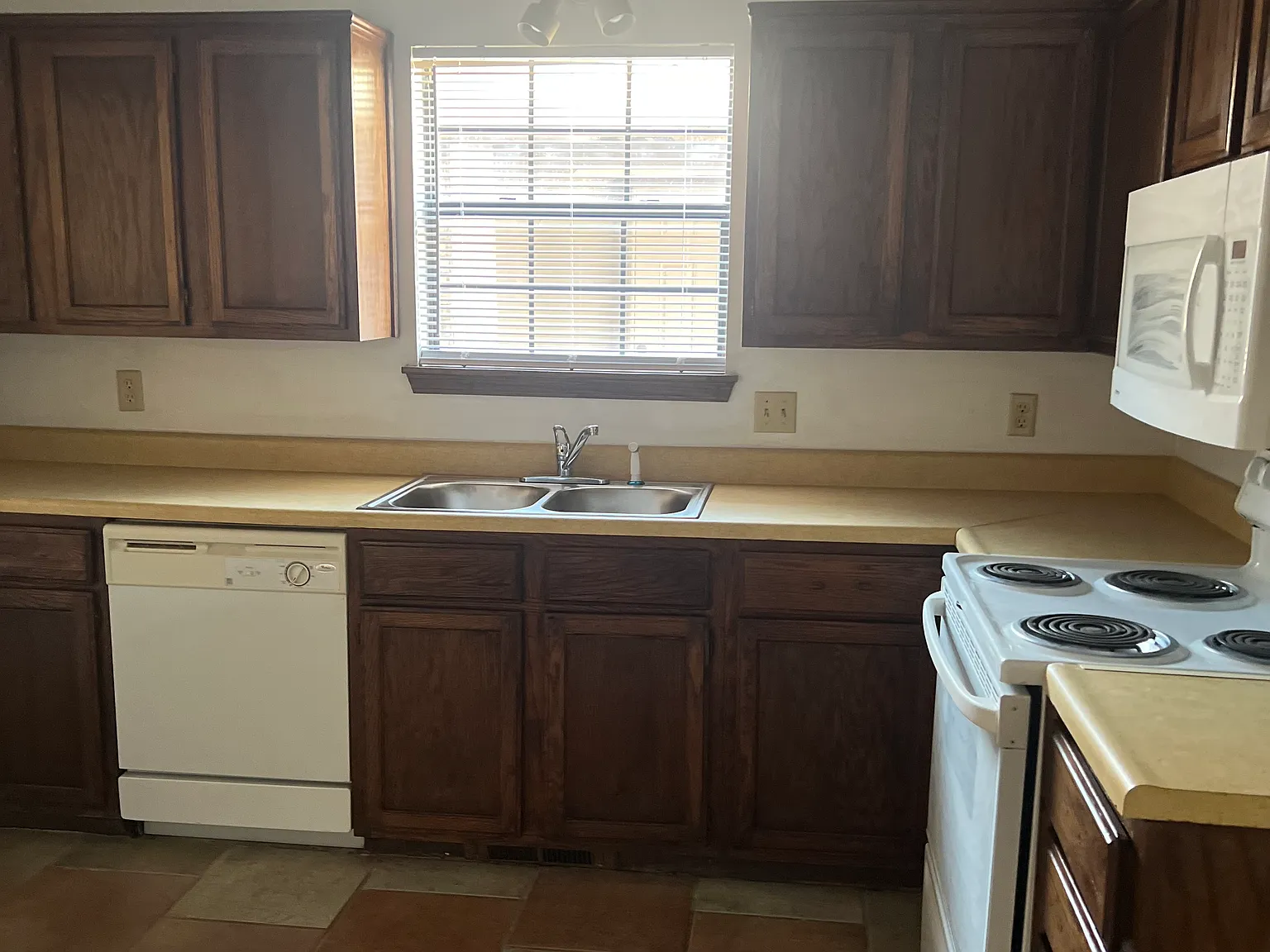 2 bed, 1105 sqft, $1,375 — Photo 2