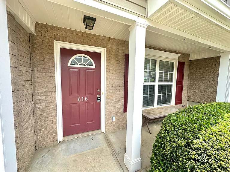 616 Graythorn Ln — Photo 3