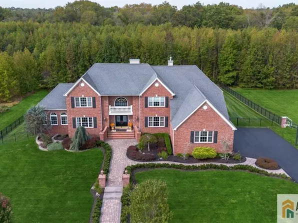 15 Sunny Ct, Monroe Township, NJ 08831