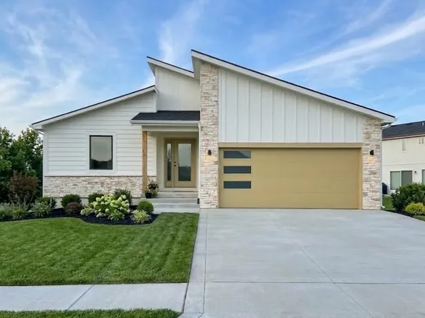 704 21st St, Oak Grove, MO 64075