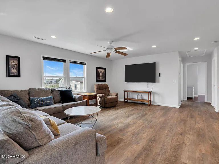 27 Arnold Ave — Photo 41