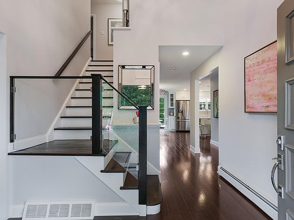 3rd image of 1023 Stanford Dr