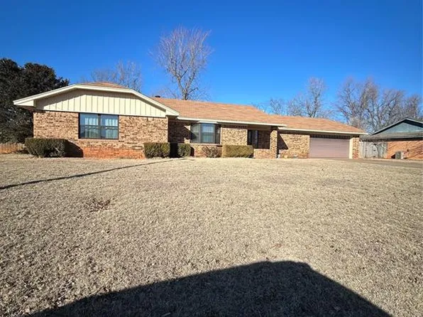 3020 Heatherwood Dr, Chickasha, OK 73018