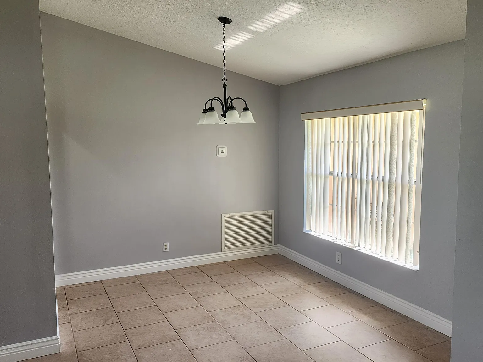 4 bed, 2.0 bath, 1839 sqft, $2,625 — Photo 2