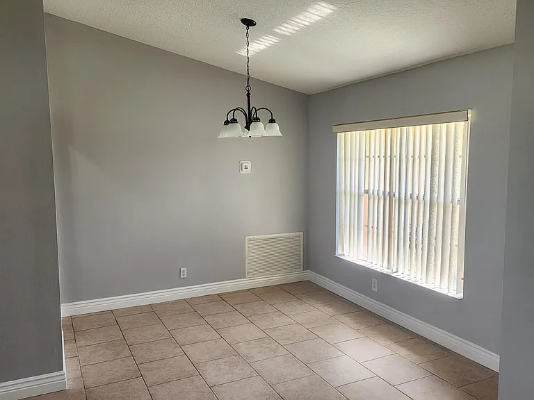 425 SW McComb Ave — Photo 2