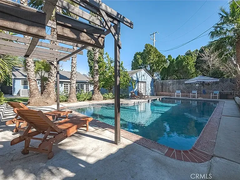 20852 Kittridge St — Photo 2