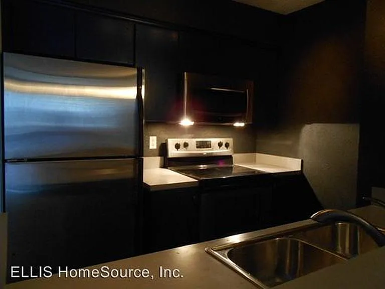2 bed, 841 sqft, $1,400 — Photo 2
