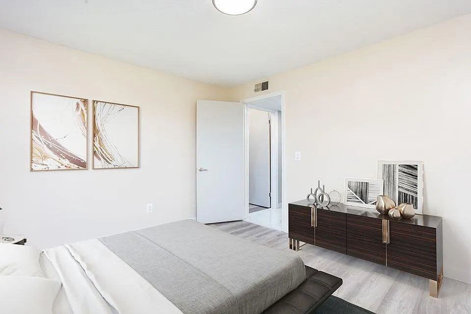 1433 Willard Ave — Photo 4