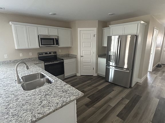 4th image of 121 E Poplar St