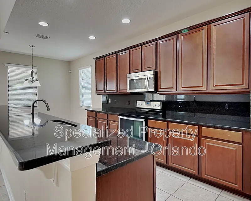 5 bed, 3.5 bath, 3289 sqft, $3,099 — Photo 2