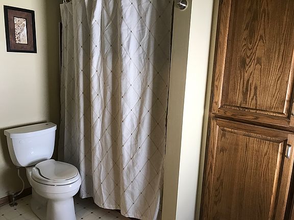 Upstairs Full Bathroom