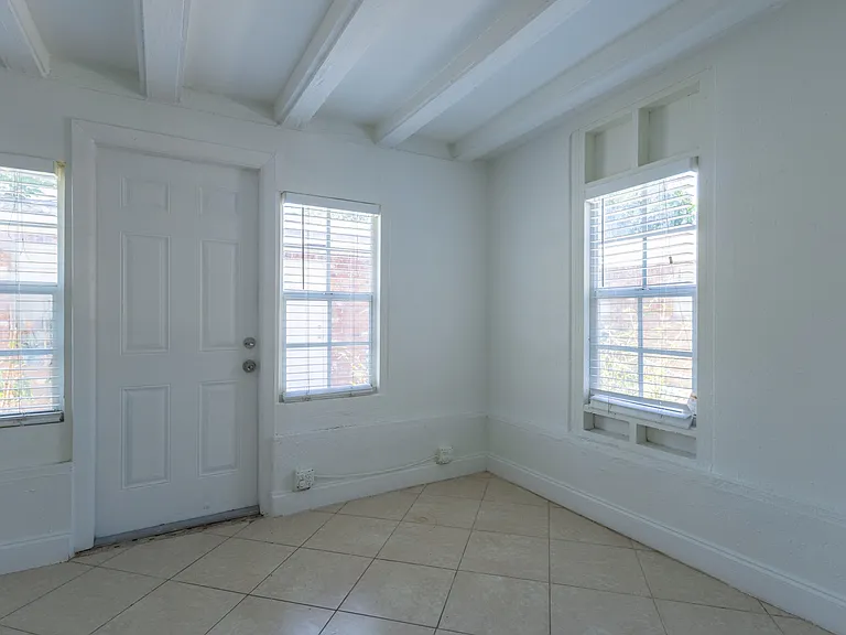 490 SE 21st St #6 — Photo 10