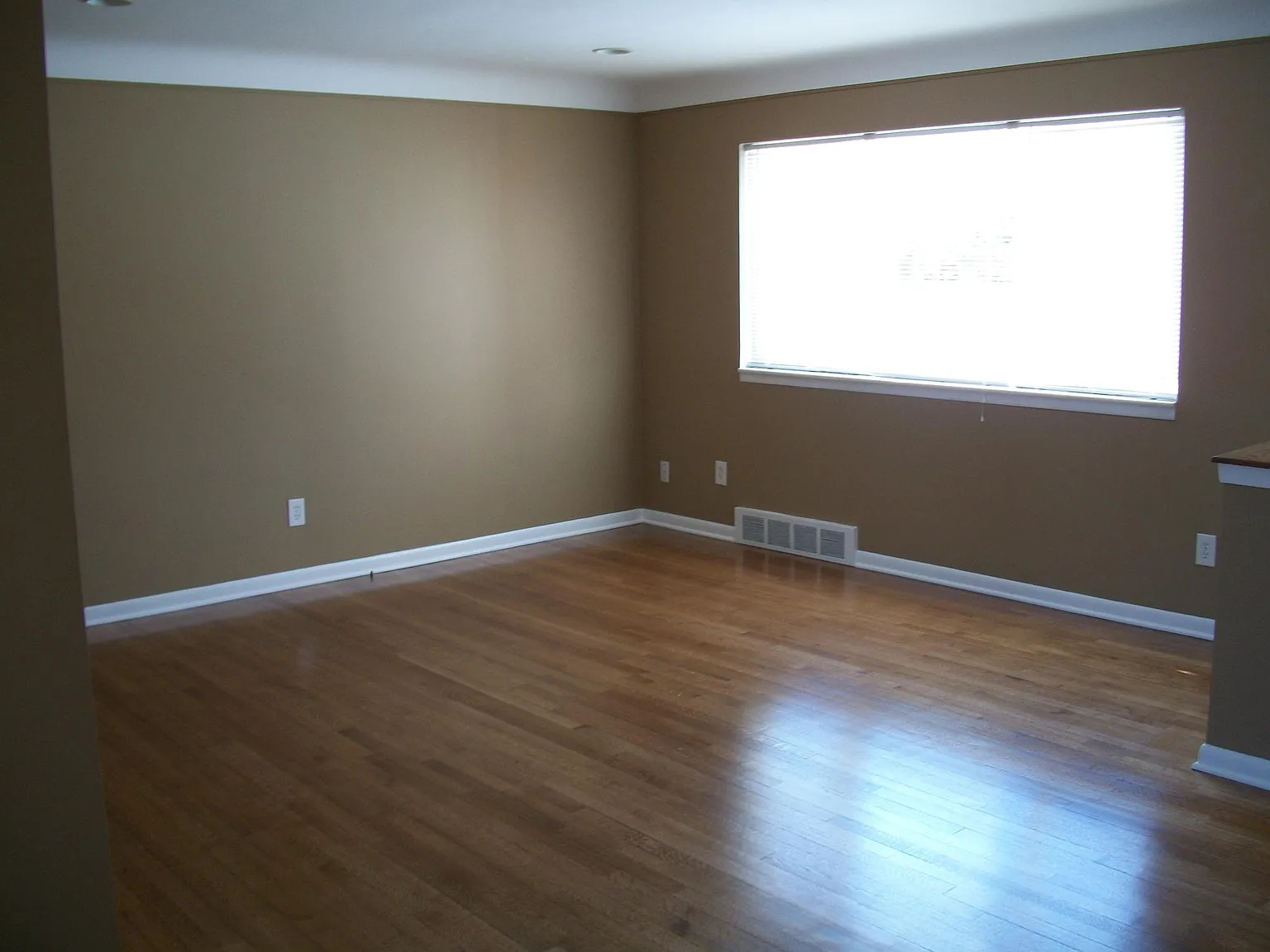 41900 Brentwood Dr — Photo 3