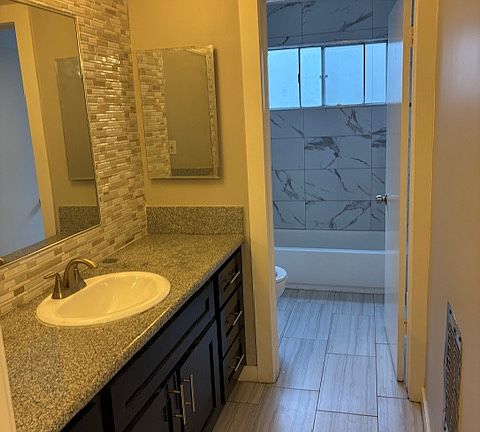 3rd image of 613 N Wilcox Ave #5