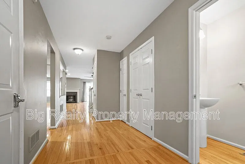 3 bed, 2.5 bath, 2315 sqft, $2,800 — Photo 2