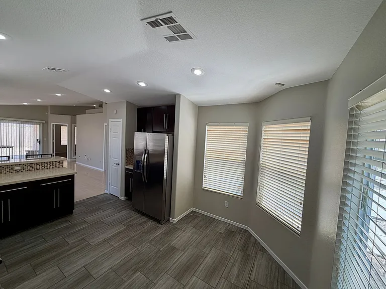 276 Heatherstone St — Photo 11
