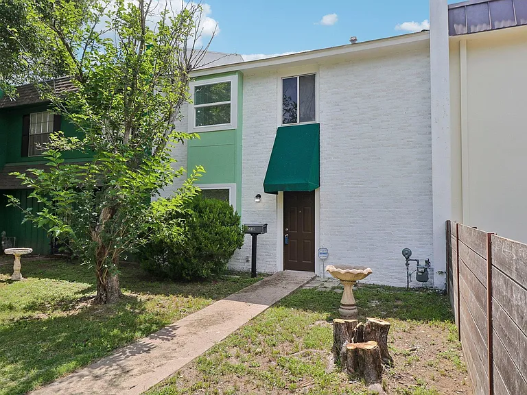 5809 Coventry Ln — Photo 2