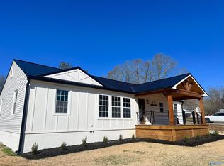 215 4th St NW, Arab, AL 35016