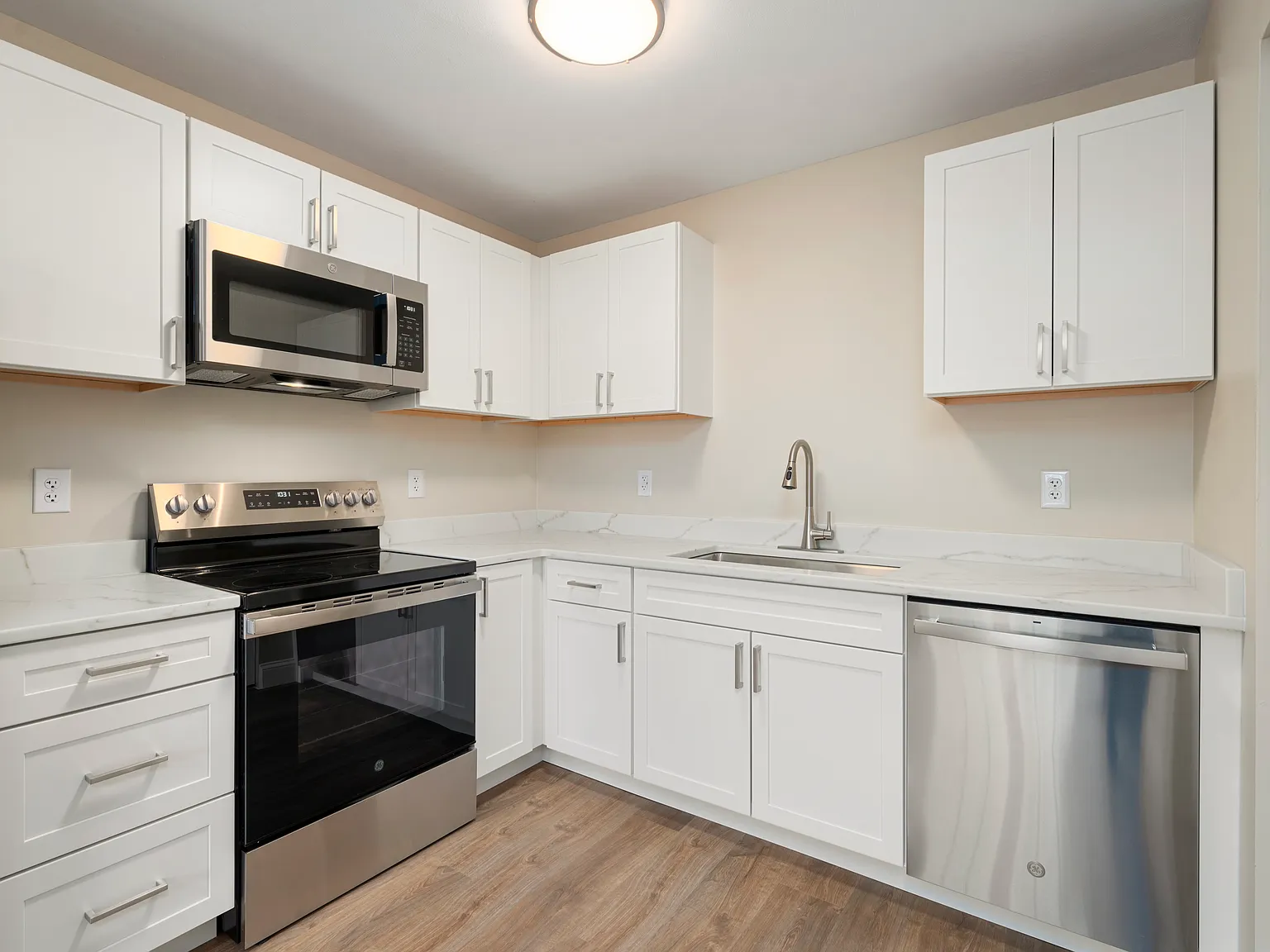 Old Carriage House Apartments — Photo 4