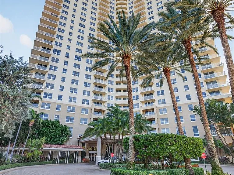 19501 W Country Club Dr #313 — Photo 45