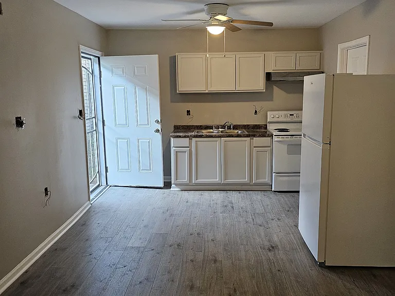 2551 Bank St #A — Photo 7