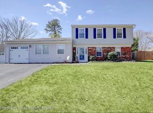 17 Berkshire Dr, Howell, NJ