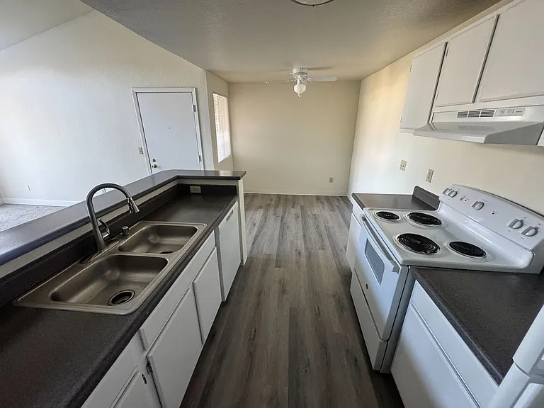 Wellington Place Apartments — Photo 15