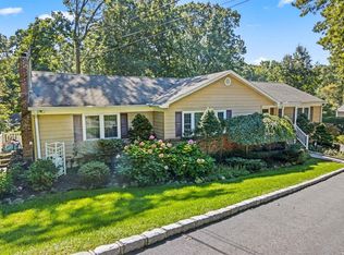 6 Laura Ln, East Setauket, NY 11733