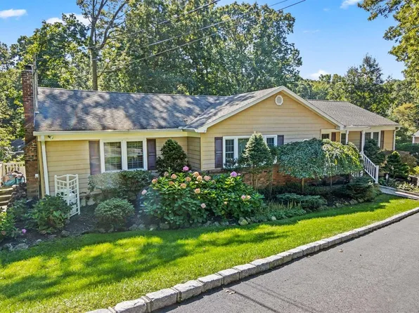 6 Laura Lane, East Setauket, NY 11733