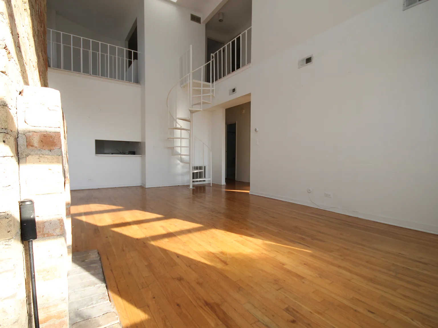 4 bed, 1300 sqft, $5,919 — Photo 2