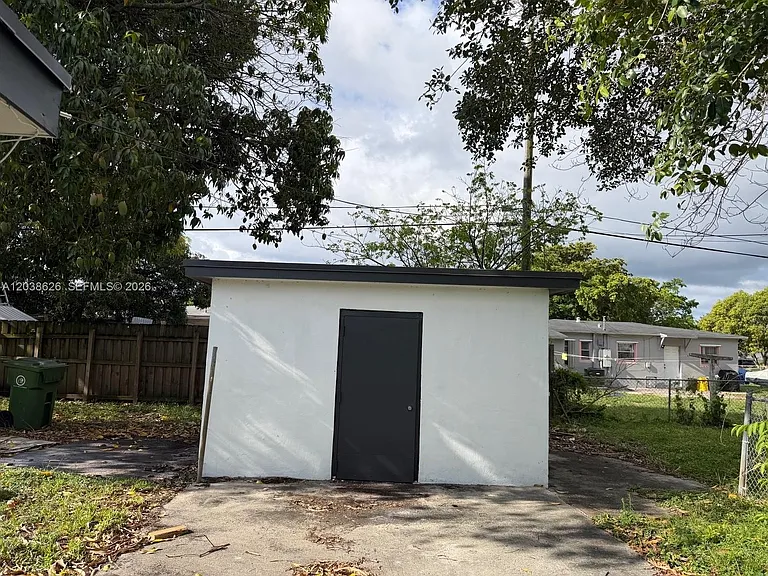 1600 NW 13th Ct — Photo 3