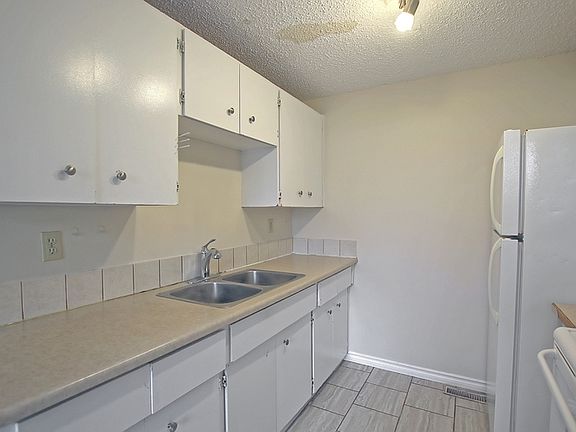5th image of 9 Clareview Vlg NW