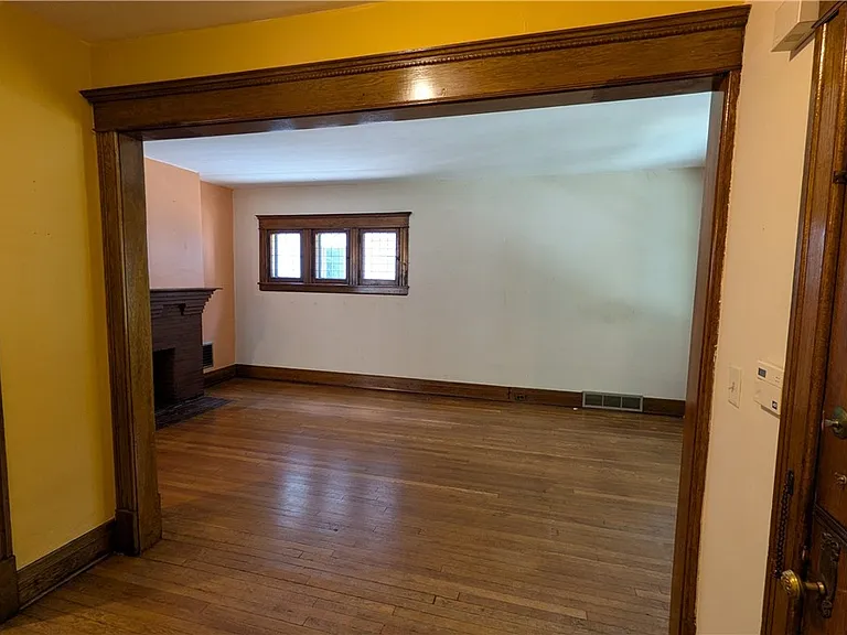 37 Manchester Pl #LOWER — Photo 3