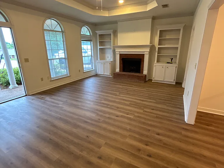 212 Hawthorne Dr — Photo 4