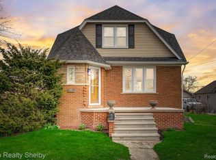 22393 Maple St, Saint Clair Shores, MI 48081