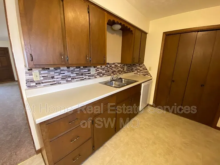 1921 Bellerive Dr — Photo 5