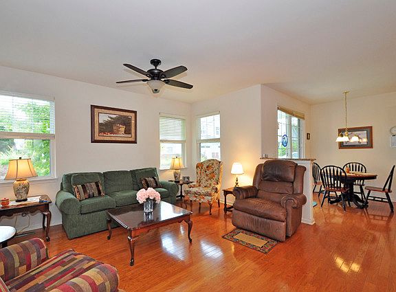 5th image of 2562 Burnside Way #2562