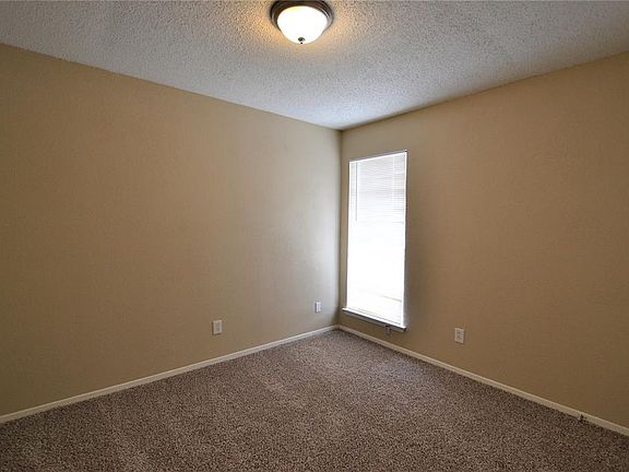 5th image of 701 Oakwood Ln APT 16