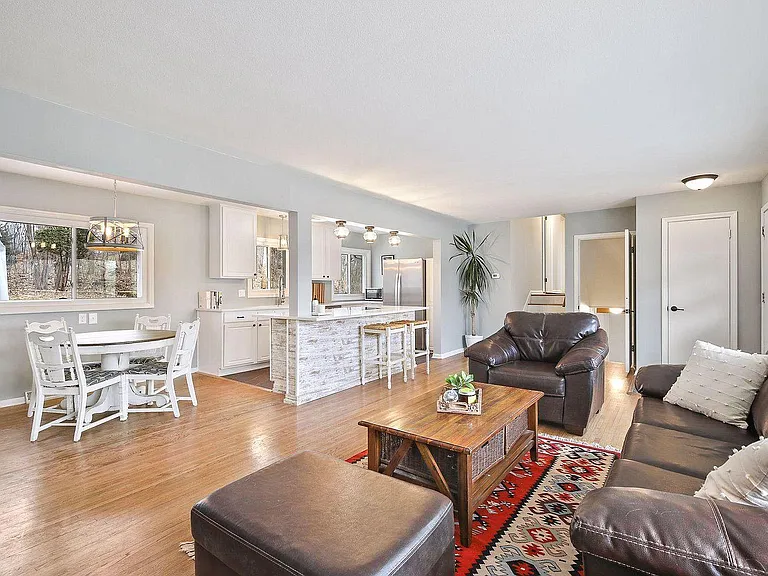 11301 Friar Ln — Photo 6