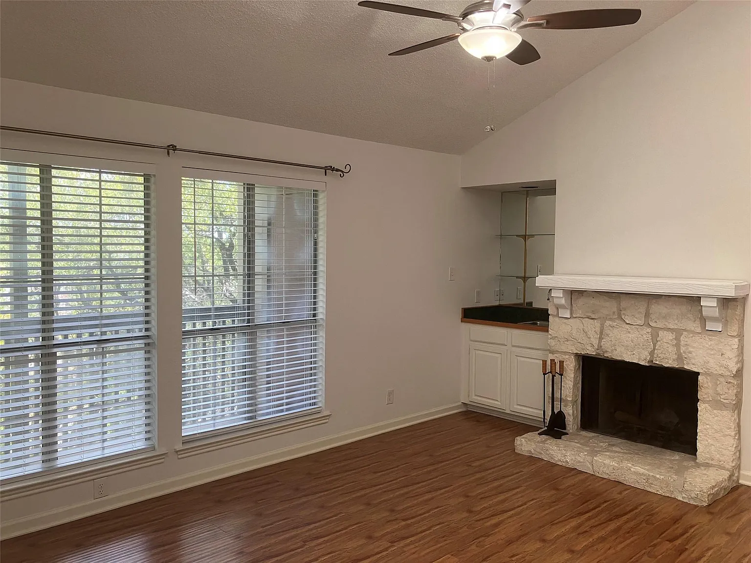 2 bed, 1.0 bath, 821 sqft, $1,595 — Photo 3