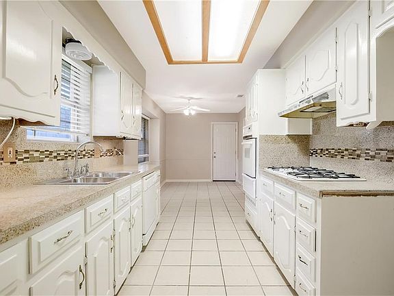3rd image of 221 Meadowcreek Dr