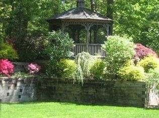 95 Buttonwood Dr, Dix Hills, NY 11746