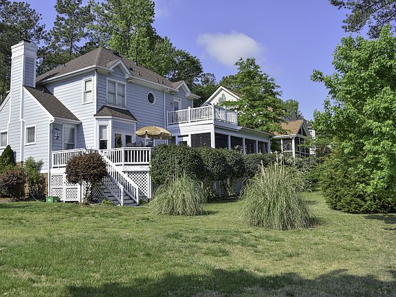 Back : Outdoor living spaces galore, overlooking 18th hole!