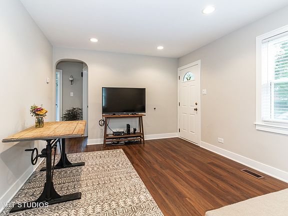 4th image of 10508 S Christiana Ave