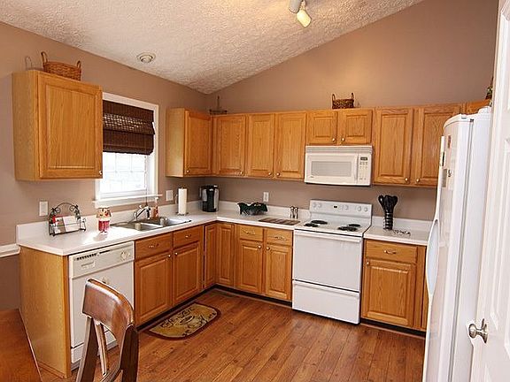 Delightful kitchen w/pantry