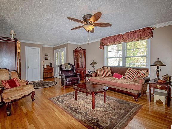 5th image of 143 Winston Dr