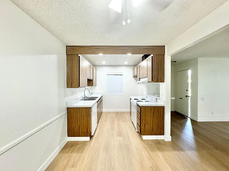 Buena Vista Apartments — Photo 14