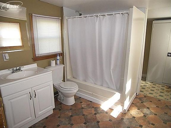 4th image of 1171 Norton St