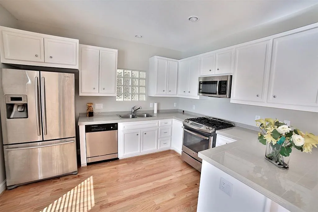3 bed, 2.5 bath, 1695 sqft, $1,900 — Photo 3