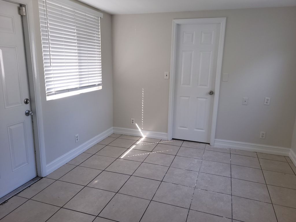 1031 NE 23rd Pl, photo 4